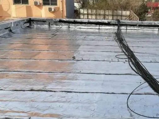 上犹卫生间漏水维修公司分享下上犹屋面楼顶防水刚性防水层施工要点。